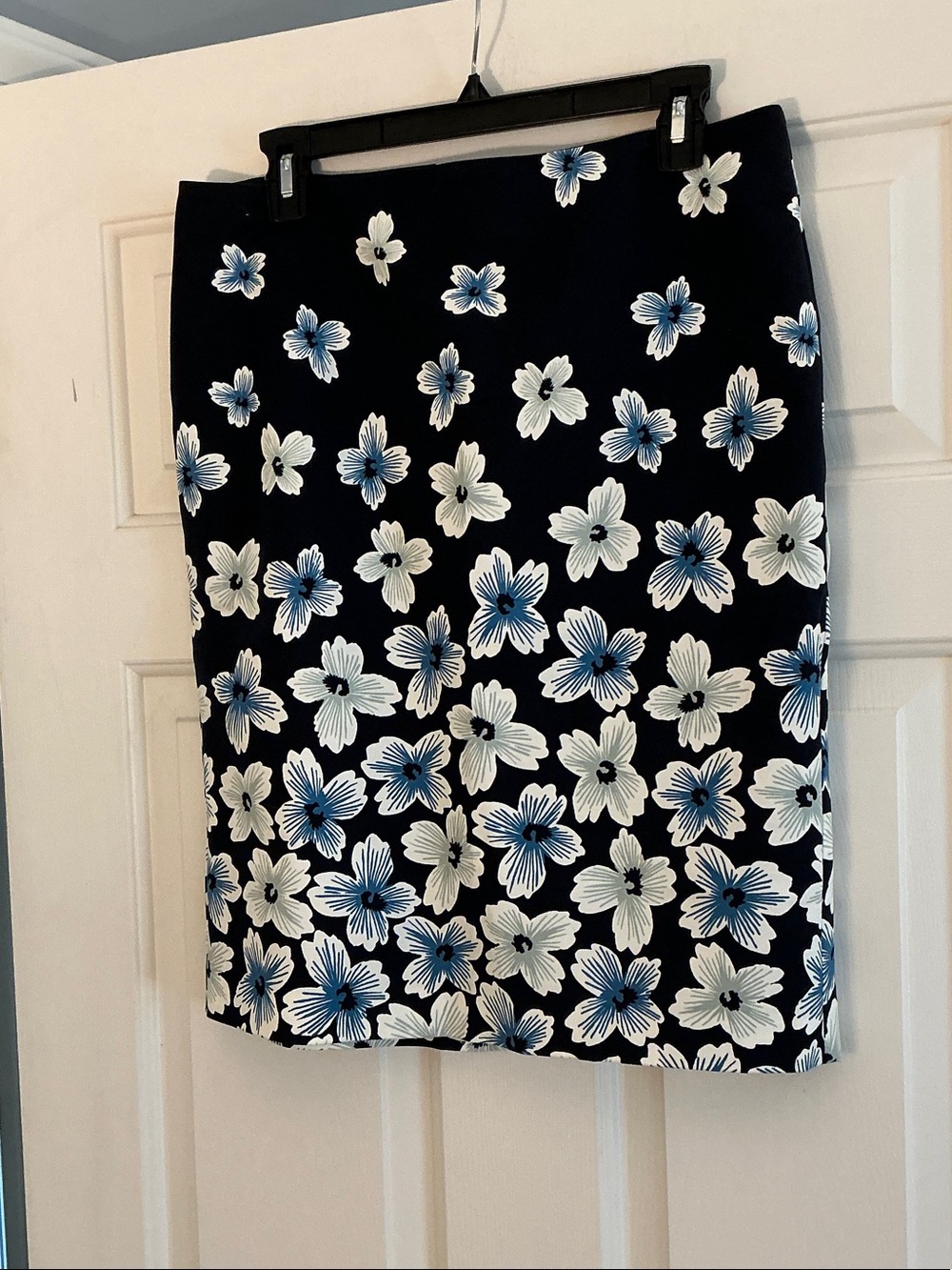 Ann Taylor Factory Navy Pencil Skirt with White & Blue Floral Print size 8